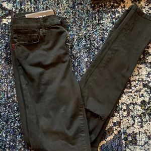 black skinny jeans with rips at the knee